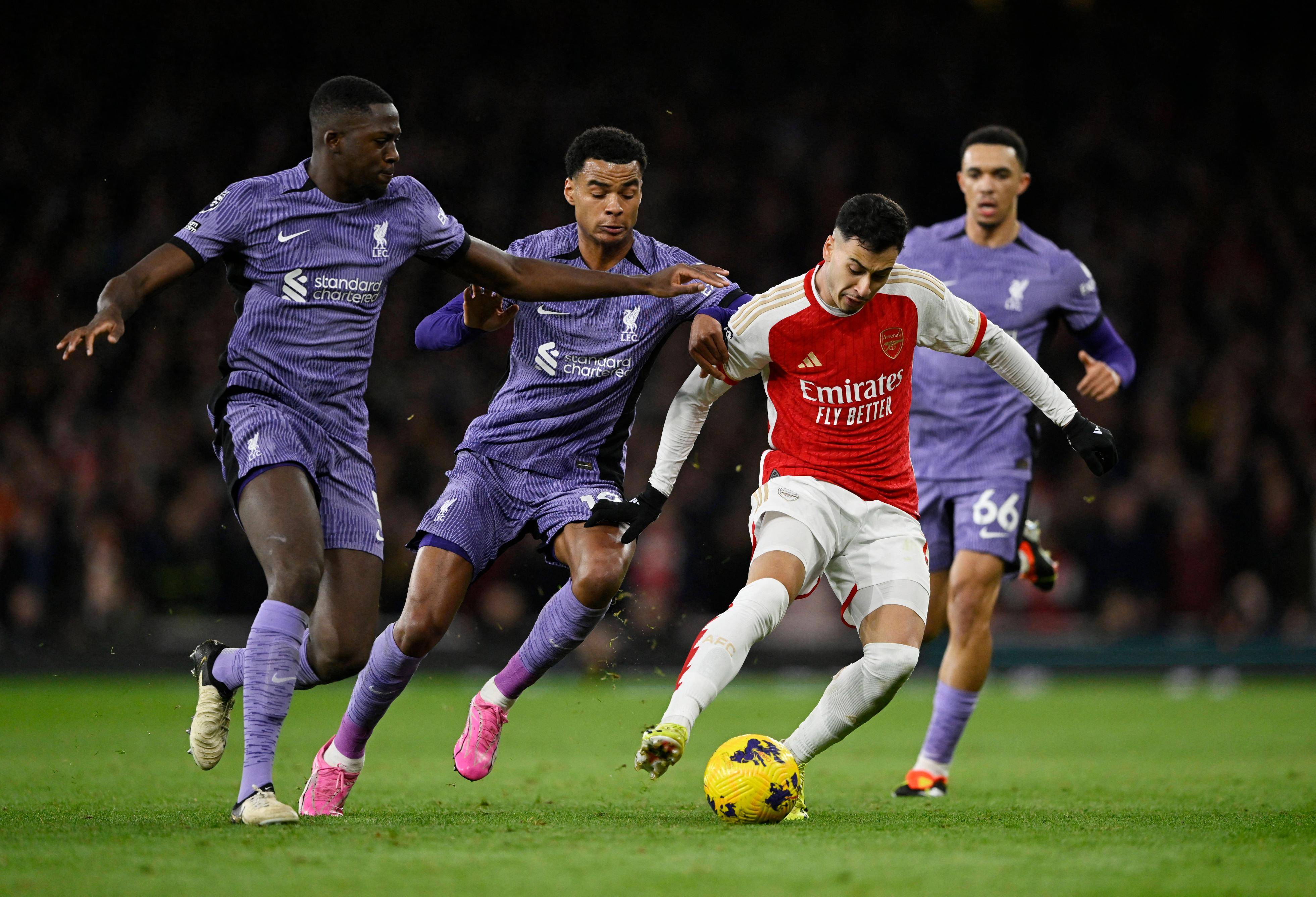 埃因霍温训练开放日,今夜防线松动引欢呼,德国杯在即,赛季目标并未改变 埃因霍温训练开放日,今夜防线松动引欢呼,德国杯在即,赛季目标并未改变