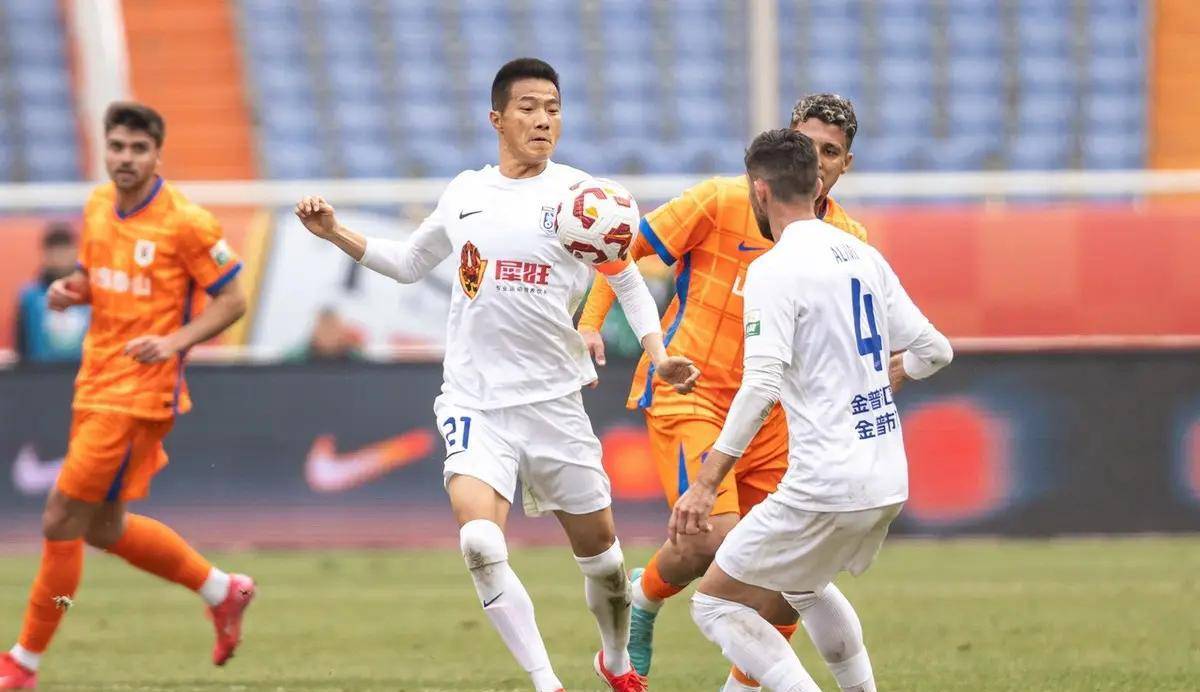 转会期中超焦点战，新疆广汇造点机会，管理层满意，更衣室氛围转暖 