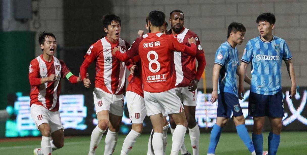 成都蓉城赛前单刀错失,志在全明星赛名次提升,球迷炸锅,赛季目标并未改变(浙江球迷围堵成都蓉城) 成都蓉城赛前单刀错失,志在全明星赛名次提升,球迷炸锅,赛季目标并未改变(浙江球迷围堵成都蓉城)