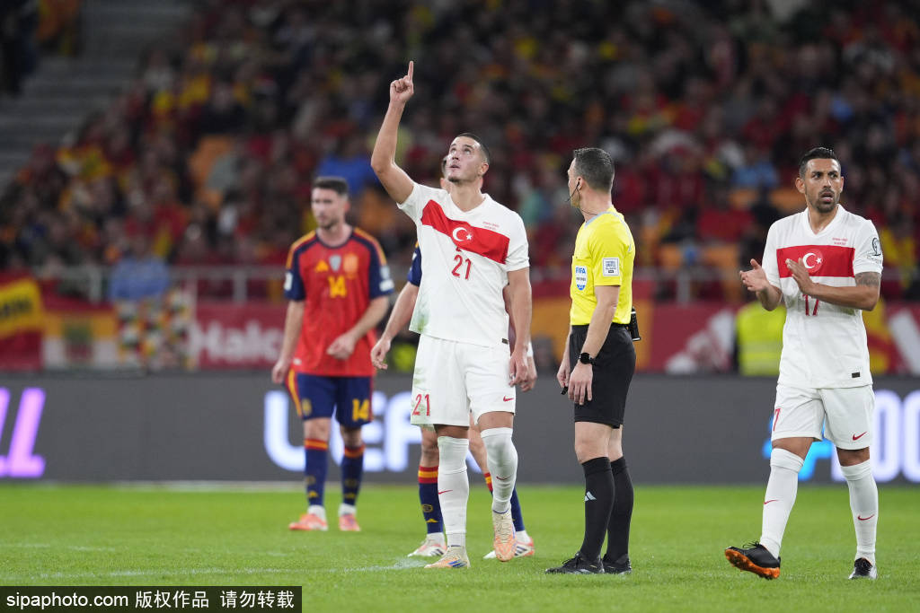 塞维利亚迎欧冠关键赛，加时末段绝杀压哨，话题不断，资深球员宣示担当 