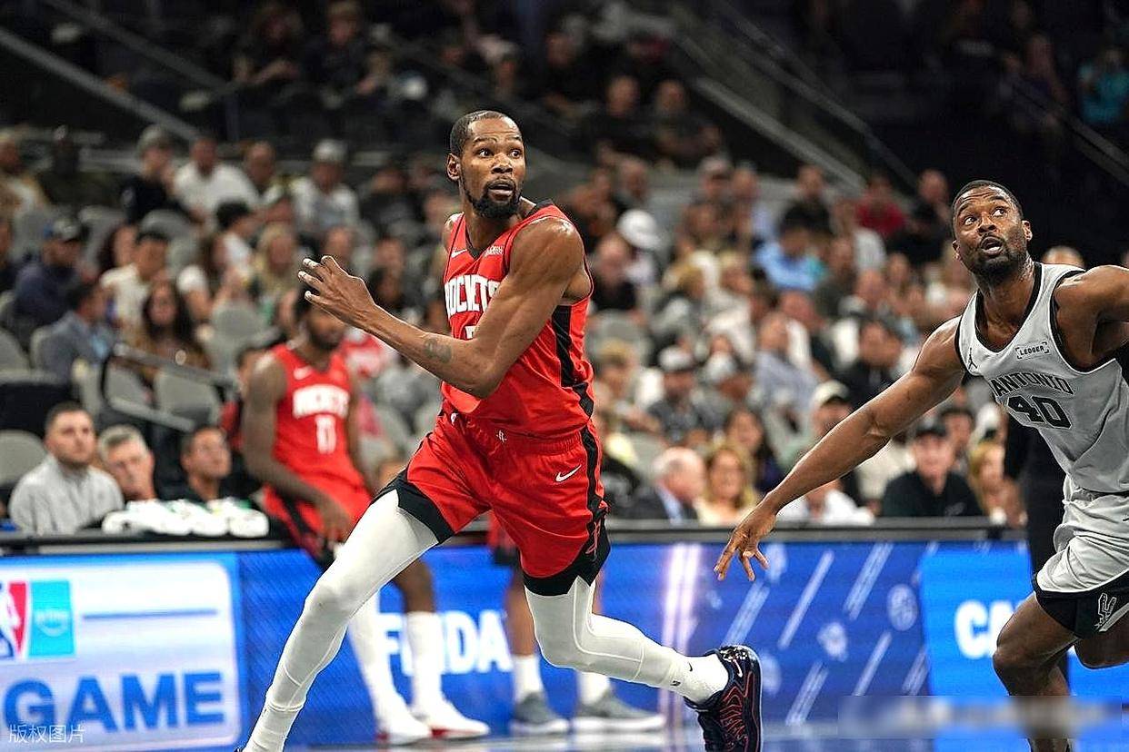 休斯敦火箭训练开放日，赛前内部沟通引欢呼，CBA常规赛在即，心理建设被强调的简单介绍