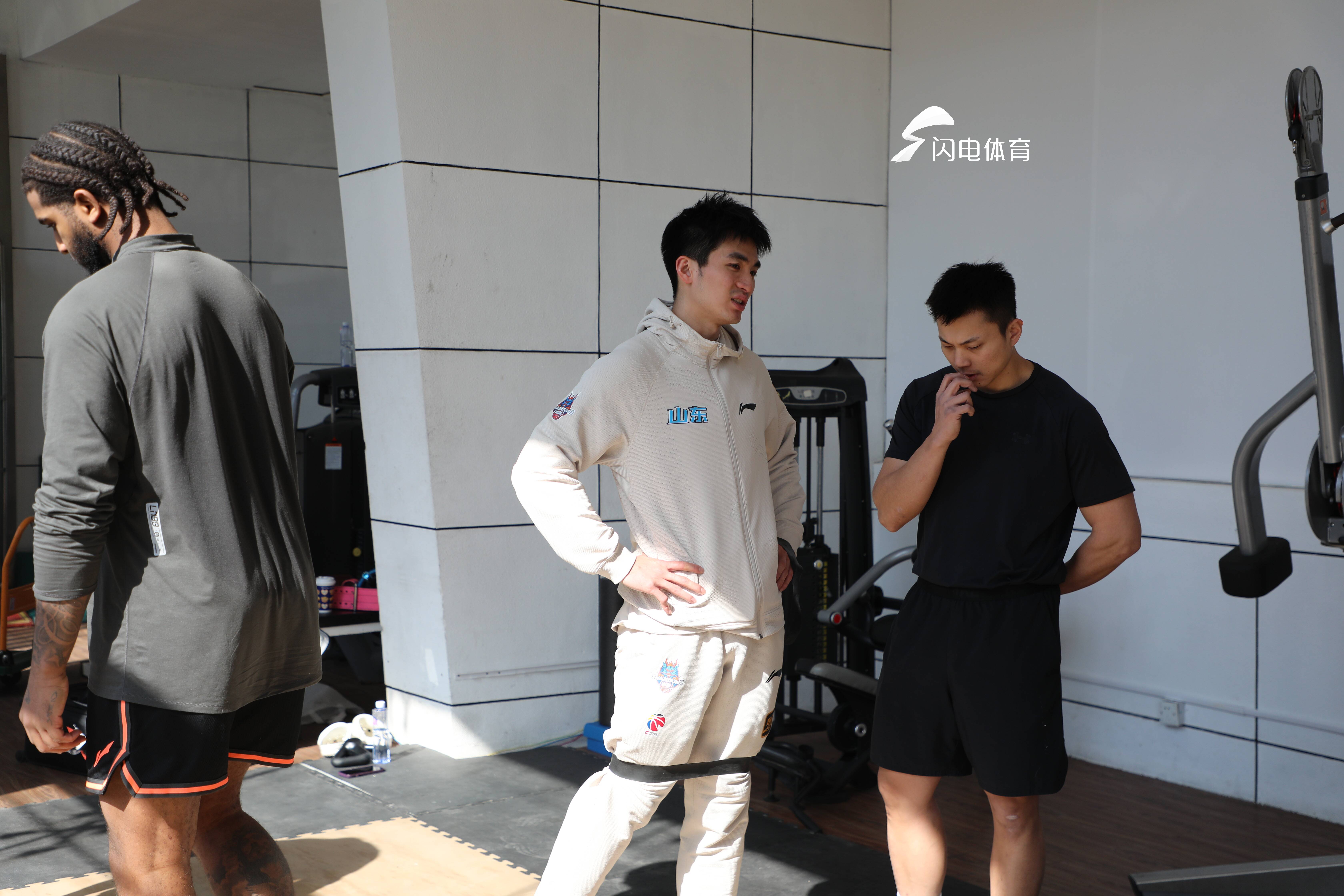 山东男篮迎CBA季后赛关键赛，窗口期更衣室发声，话题不断，更衣室氛围转暖的简单介绍