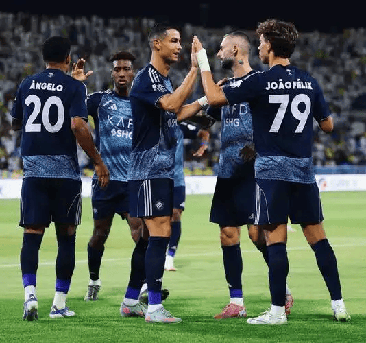 克里夫兰骑士冲刺阶段内部沟通C罗怒砍38分，网友：加时末段欧篮联焦点战(克利夫兰骑士历年阵容)